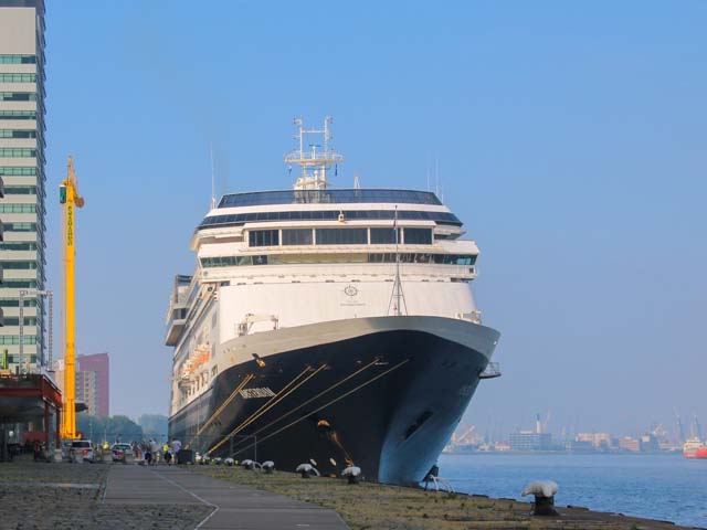 ms Amsterdam van de Holland America Line aan de Cruise Terminal Rotterdam